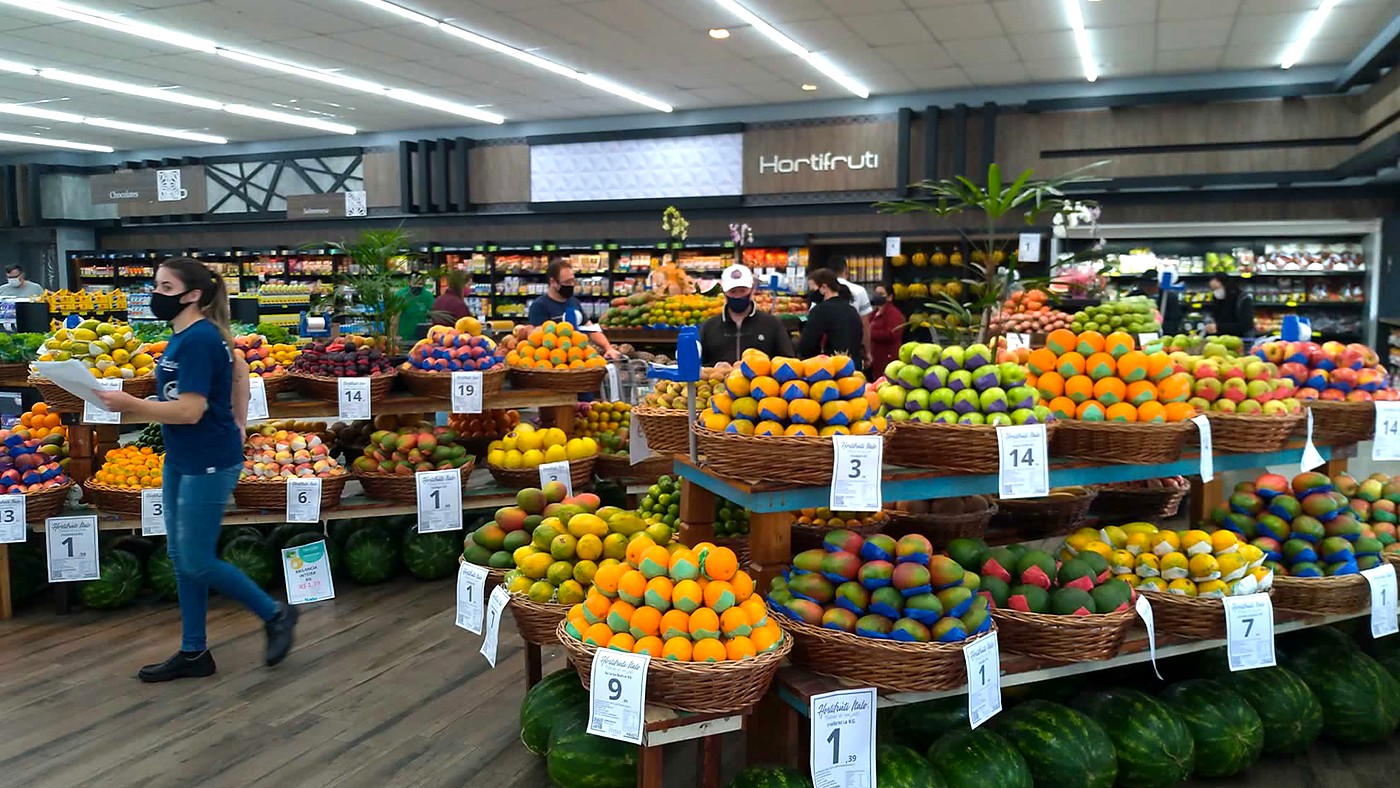 Bancas de frutas e verduras no hortifruti do Ítalo